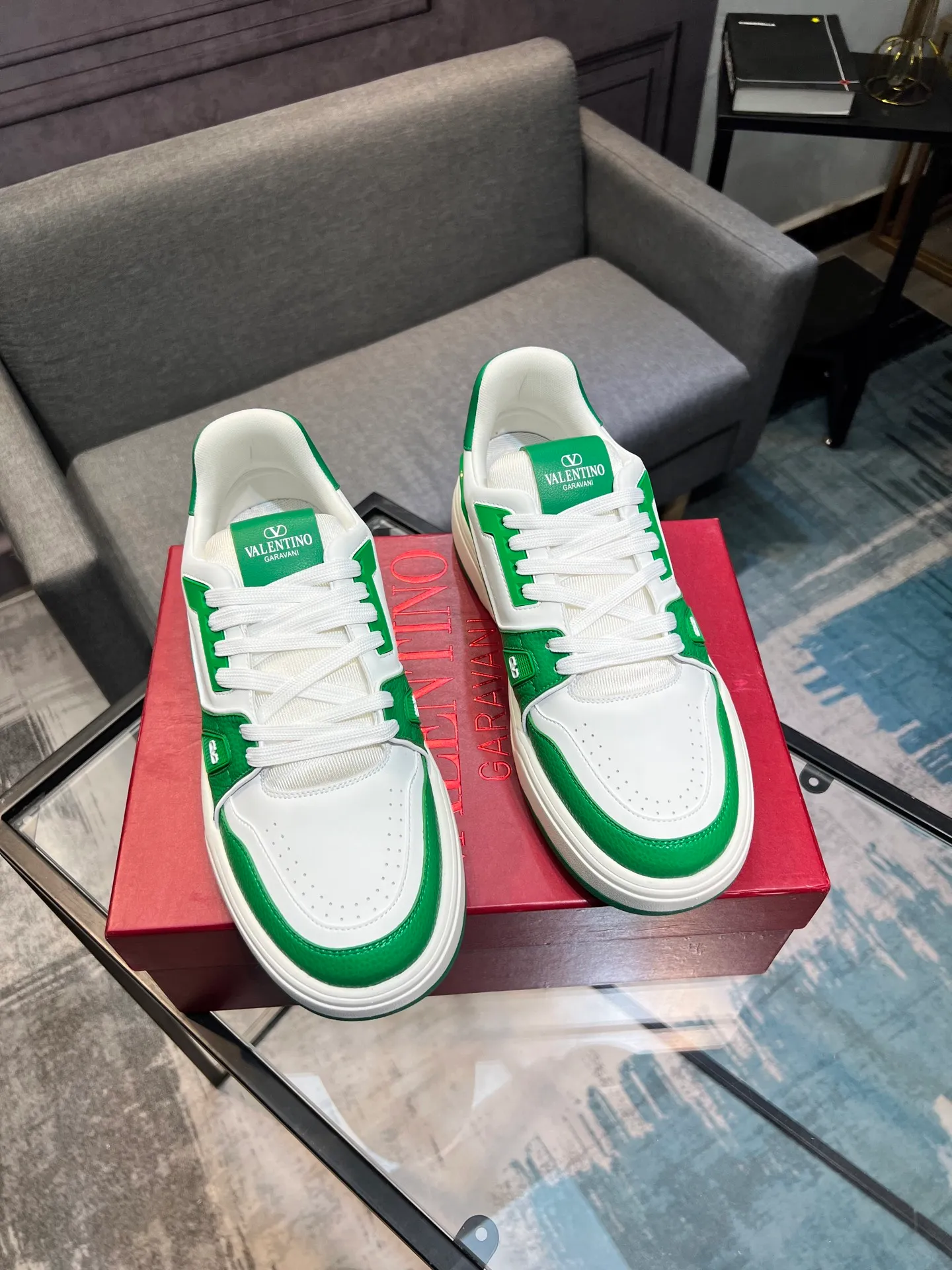 Men's men's shoes 💰660 𝑽𝒂𝒍𝒆𝒏𝒕𝒊𝒏𝒐 Valentino 𝑶𝒏𝒆𝑺𝒕𝒖𝒅 Couple's sneaker series Valentino 2025 latest couple's sneakers, celebrity style, hot sale. The original ZP was purchased and dismantled. Repeated pattern making and modification. I strive to restore the original version 1:1! Top luxury masterpiece, soft and comfortable, combining fashion and leisure, bringing excellent elegant texture and excellent on-foot comfort. Top purchase version upper: imported calfskin surface/original oil edge craftsmanship. Inner: water-dyed cowhide lining. Outsole: original development 𝐓𝐏𝐔 two-color combination outsole. Packaging: original configuration complete package. Code number: 35-44 yards. 34.45 can be customized. Can be customized (self-labeled-no label) order.